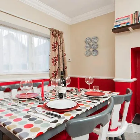 Holiday home 2 Bedroom 1 Bathroom Family Friendly 50 Metres From The Seashore And Beach *